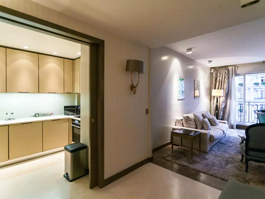 Immagine 9 di Appartamento in affitto  in Avenue Montaigne a Paris 08