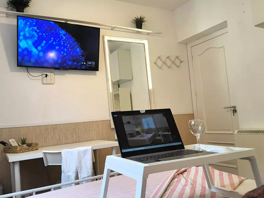 Immagine 5 di Camera in affitto  in Calle de Membezar a Madrid