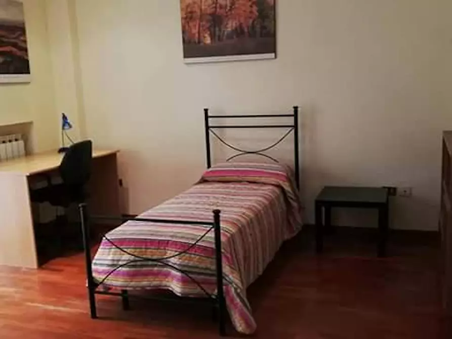 Immagine 1 di Camera in affitto  in Via Bernardo Cavallino a Napoli