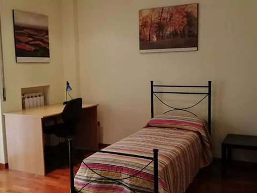 Immagine 3 di Camera in affitto  in Via Bernardo Cavallino a Napoli