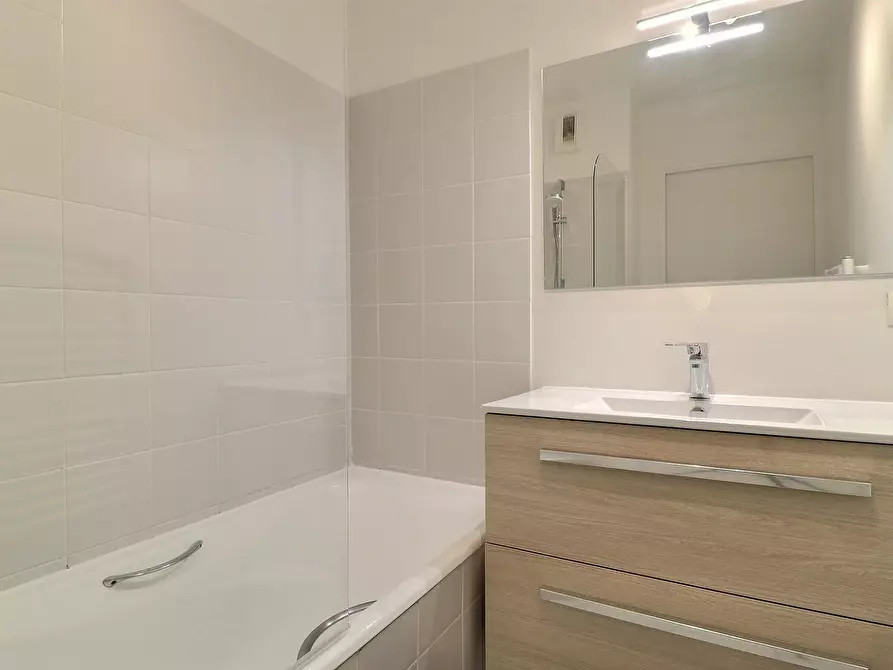 Immagine 10 di Appartamento in affitto  in Rue des Vinaigriers a Paris