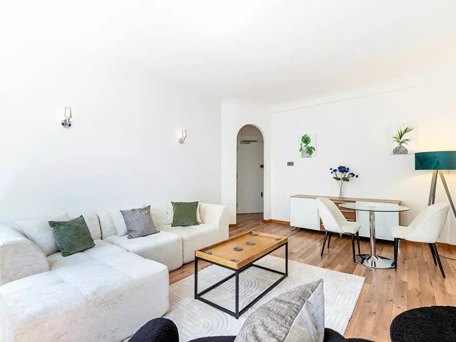 Immagine 9 di Appartamento in affitto  in Beaufort Gardens a Kensington