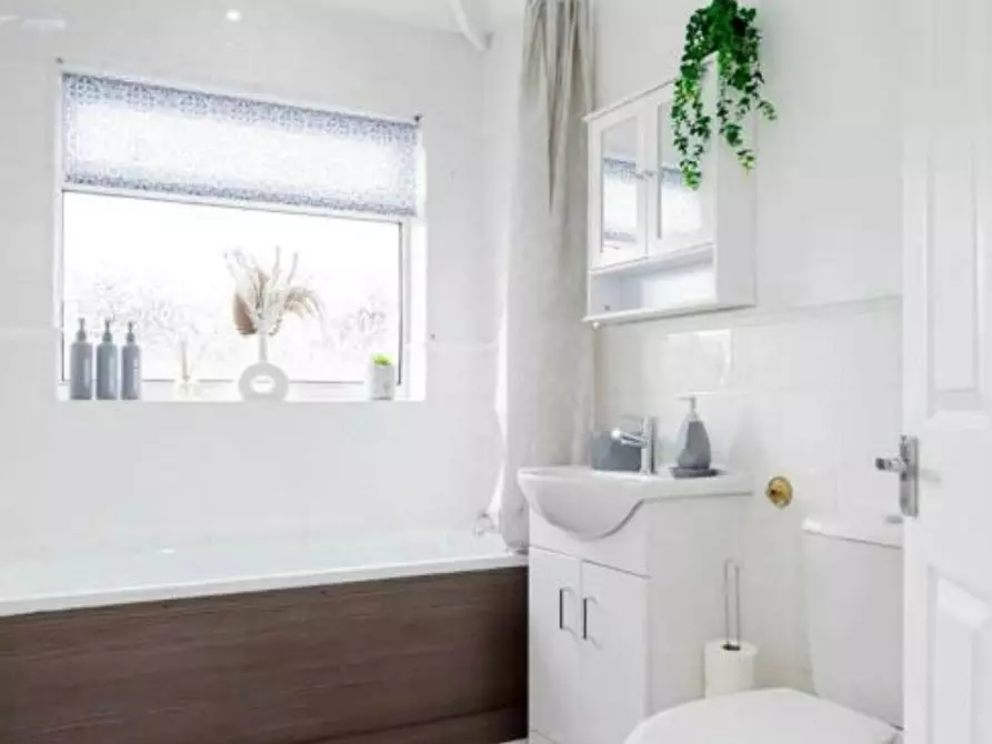 Immagine 2 di Casa indipendente in affitto  in Brays Road a 