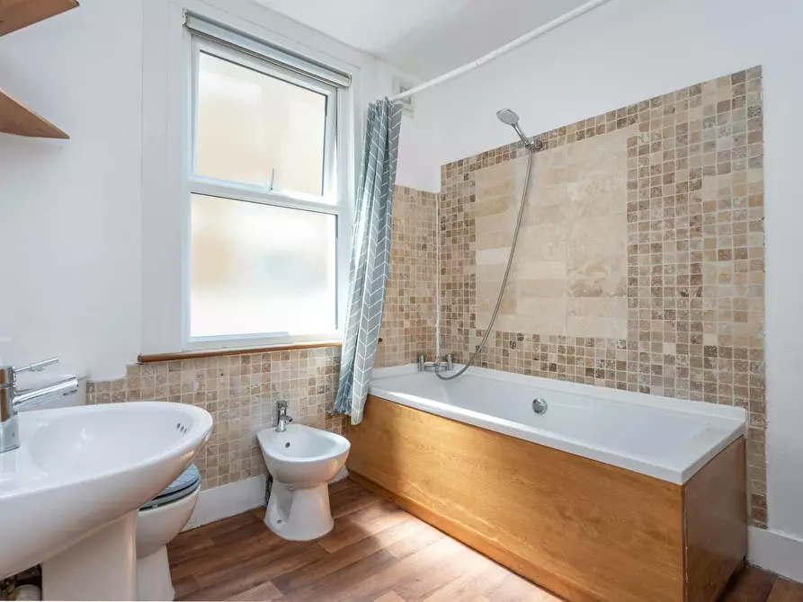 Immagine 8 di Casa indipendente in affitto  in Huxley Road a Walthamstow