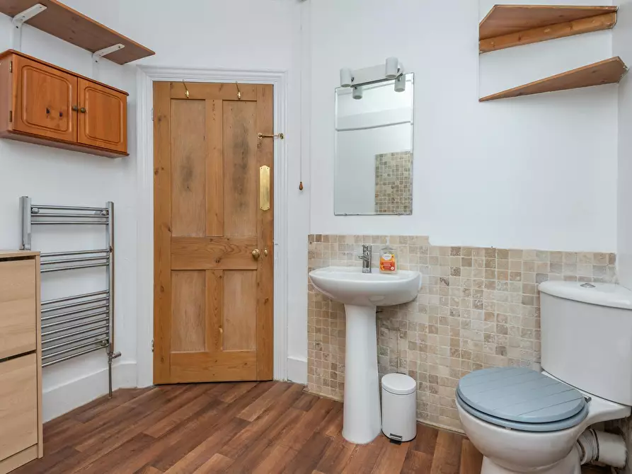 Immagine 9 di Casa indipendente in affitto  in Huxley Road a Walthamstow