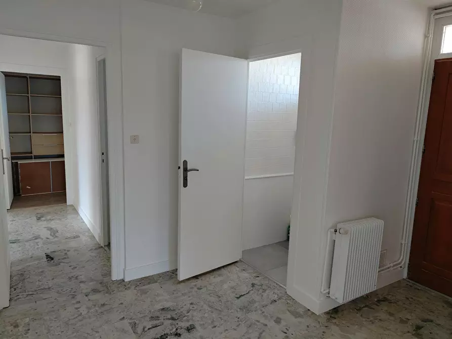 Immagine 5 di Appartamento in affitto  in Avenue Henri Barbusse a Curis-au-Mont-d'Or