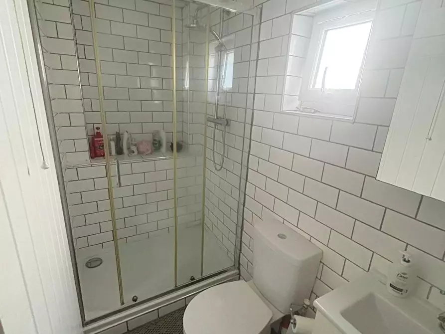 Immagine 9 di Camera in affitto  in Winnington Road a Enfield