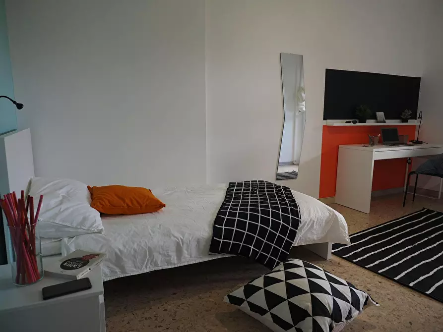 Immagine 1 di Camera in affitto  in Via Amedeo Ugolini a Torino