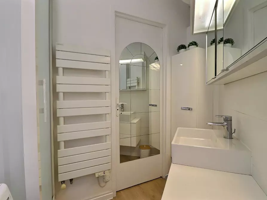 Immagine 9 di Appartamento in affitto  in Rue Lincoln a Paris 08