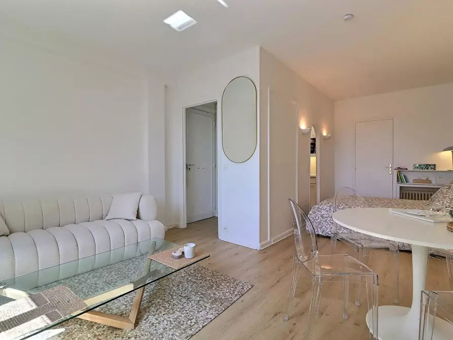 Immagine 5 di Appartamento in affitto  in Rue Lincoln a Paris 08