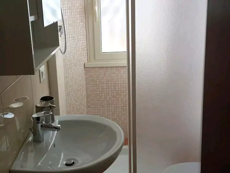 Immagine 4 di Camera in affitto  in Via Alghero a Roma