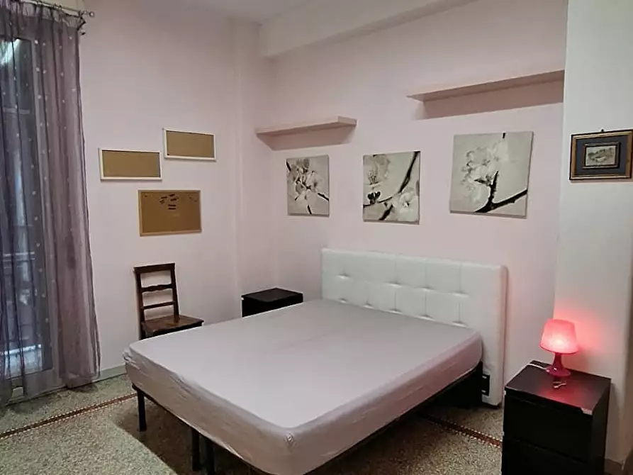 Immagine 1 di Camera in affitto  in Vico Cariati a Napoli