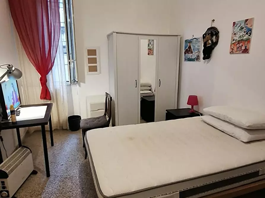Immagine 1 di Camera in affitto  in Vico Cariati a Napoli