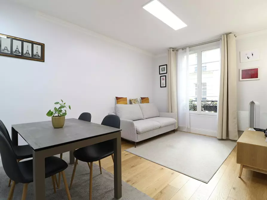 Immagine 1 di Appartamento in affitto  in Rue Fourcroy a Paris 17