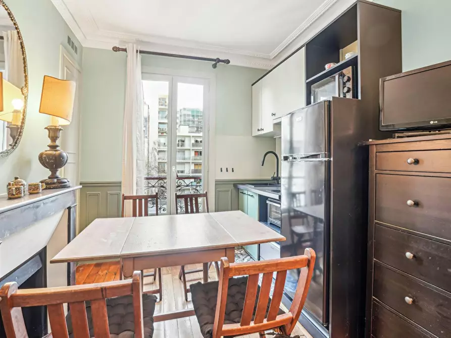 Immagine 4 di Appartamento in affitto  in Rue des Saules a Paris 18