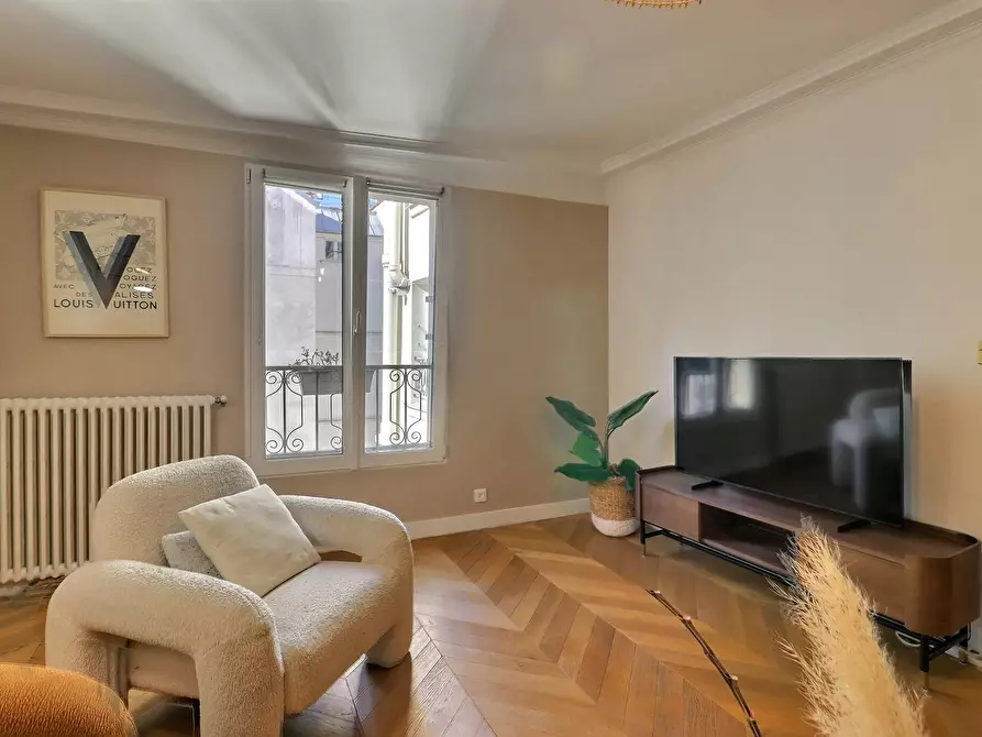 Immagine 6 di Appartamento in affitto  in Rue de Surène a Paris 08