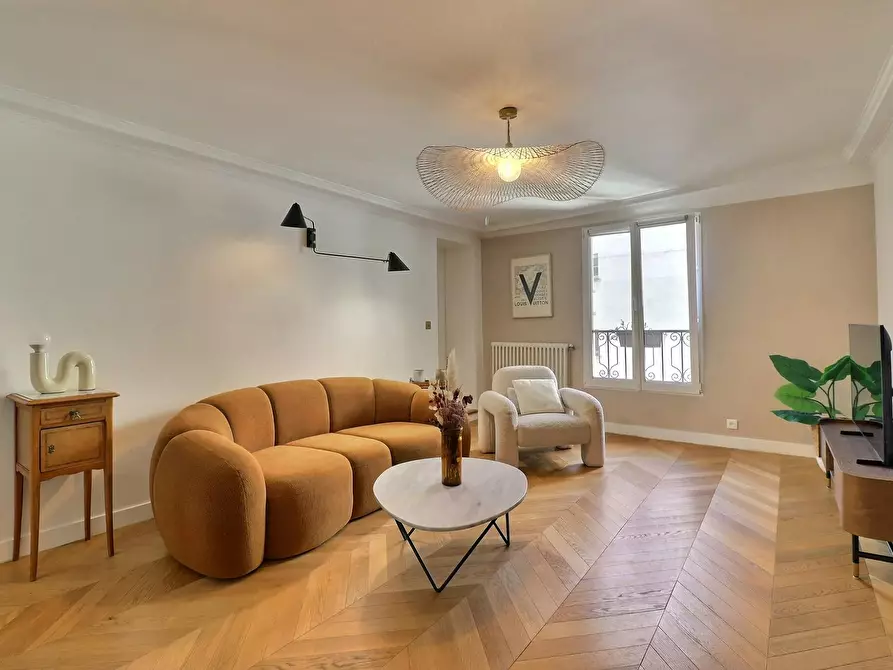 Immagine 3 di Appartamento in affitto  in Rue de Surène a Paris 08