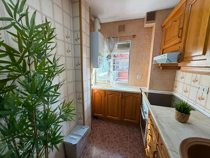 Immagine 10 di Camera in affitto  in Calle de Eugenia de Montijo a Madrid