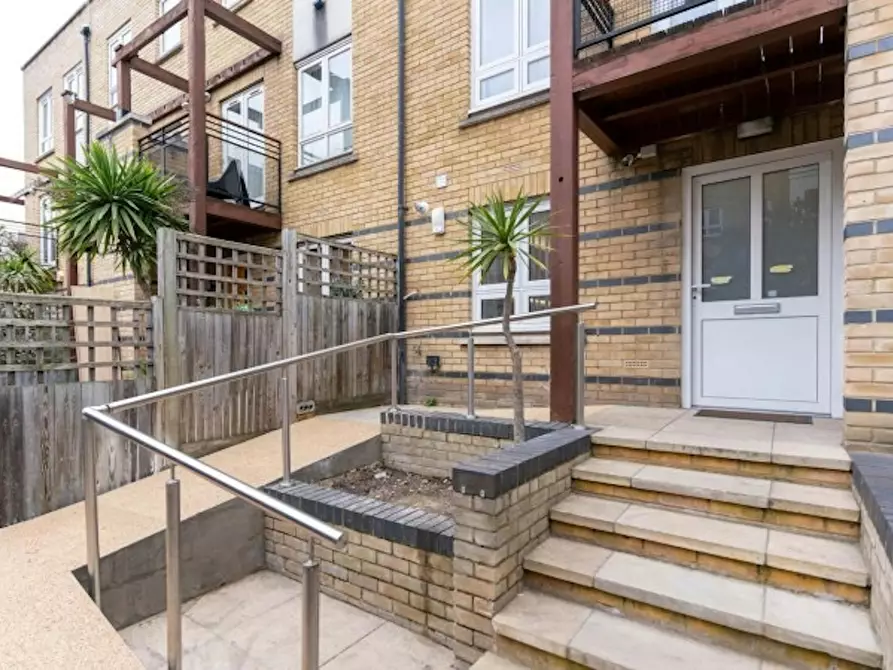 Immagine 2 di Casa indipendente in affitto  in Saint Davids Square a Poplar