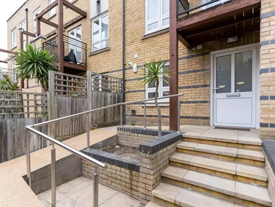 Immagine 6 di Casa indipendente in affitto  in Saint Davids Square a Poplar