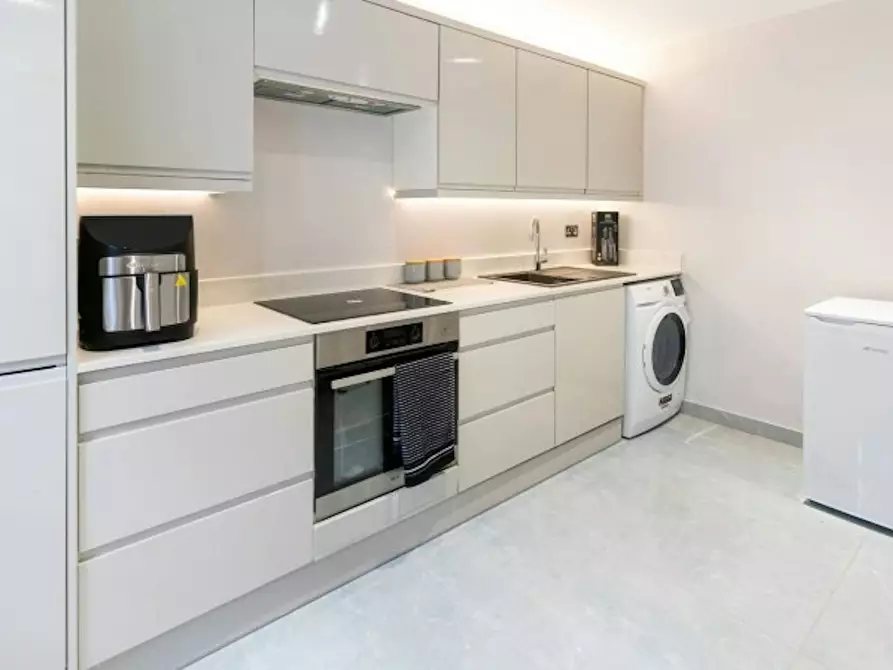 Immagine 2 di Casa indipendente in affitto  in Saint Davids Square a Poplar