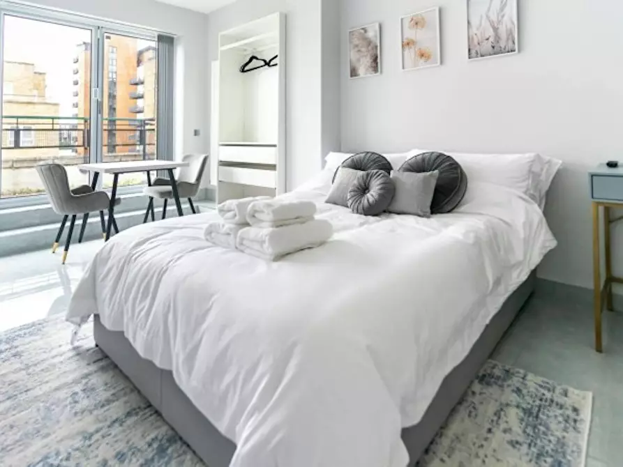 Immagine 2 di Casa indipendente in affitto  in Saint Davids Square a Poplar