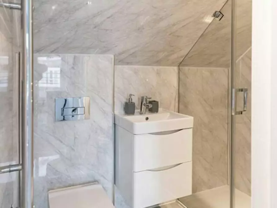 Immagine 4 di Casa indipendente in affitto  in Saint Davids Square a Poplar