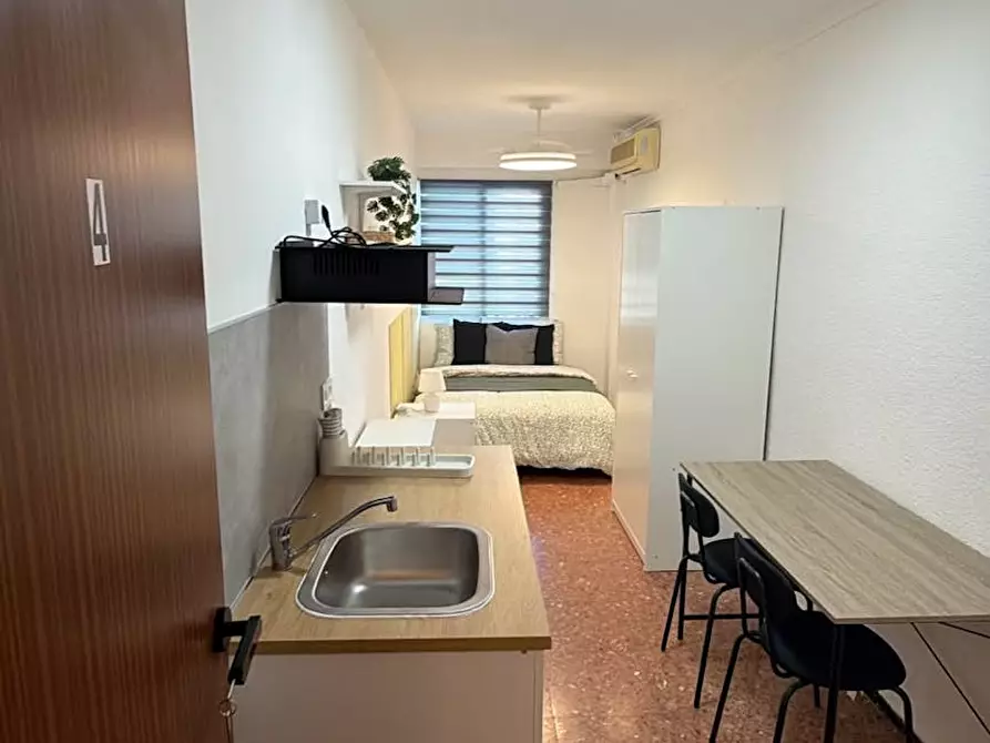 Immagine 3 di Camera in affitto  in Carrer Doctor Just a Alicante/Alacant