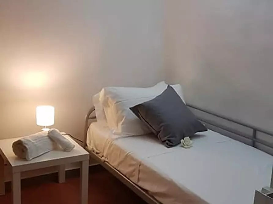 Immagine 10 di Camera in affitto  in Via del Leone a Firenze