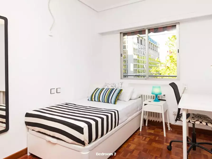 Immagine 1 di Camera in affitto  in Calle de Beatriz de Bobadilla a Madrid