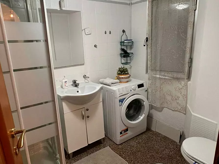 Immagine 10 di Camera in affitto  in Via Venezia a Genova