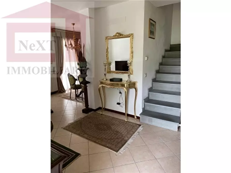 Immagine 9 di Villa in vendita  a Reggello
