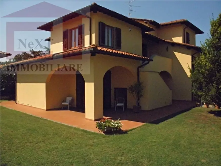 Immagine 1 di Villa in vendita  a Figline E Incisa Valdarno