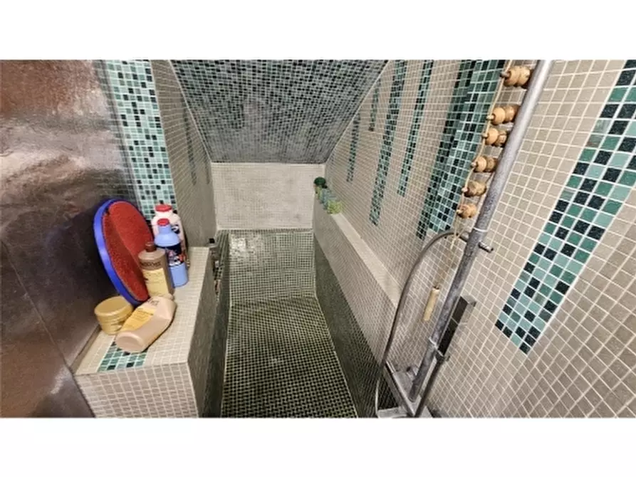 Immagine 21 di Appartamento in vendita  a Firenze