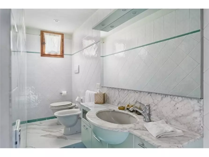 Immagine 33 di Villa in affitto  a Fiesole