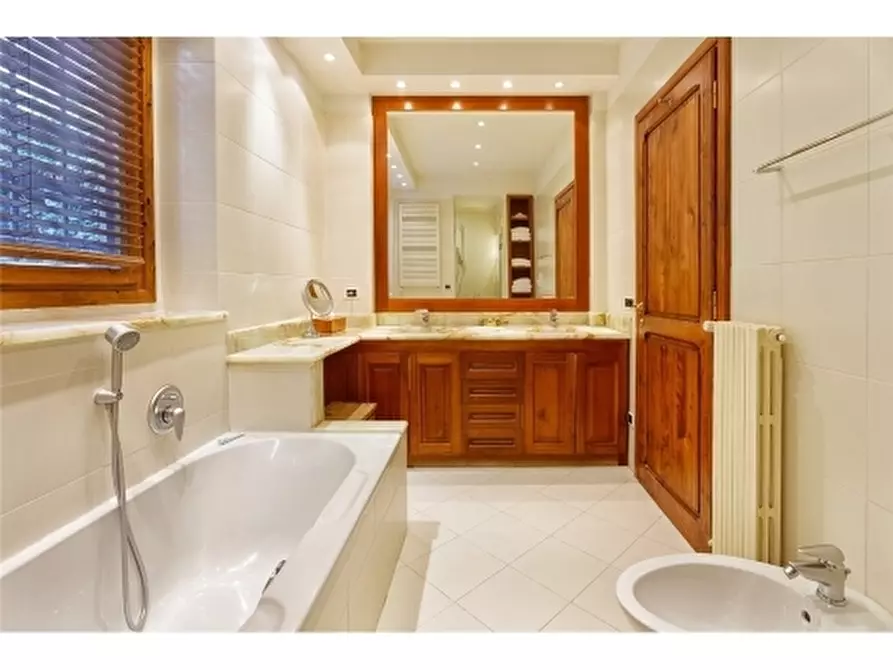 Immagine 40 di Villa in affitto  a Fiesole