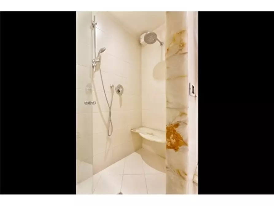 Immagine 41 di Villa in affitto  a Fiesole