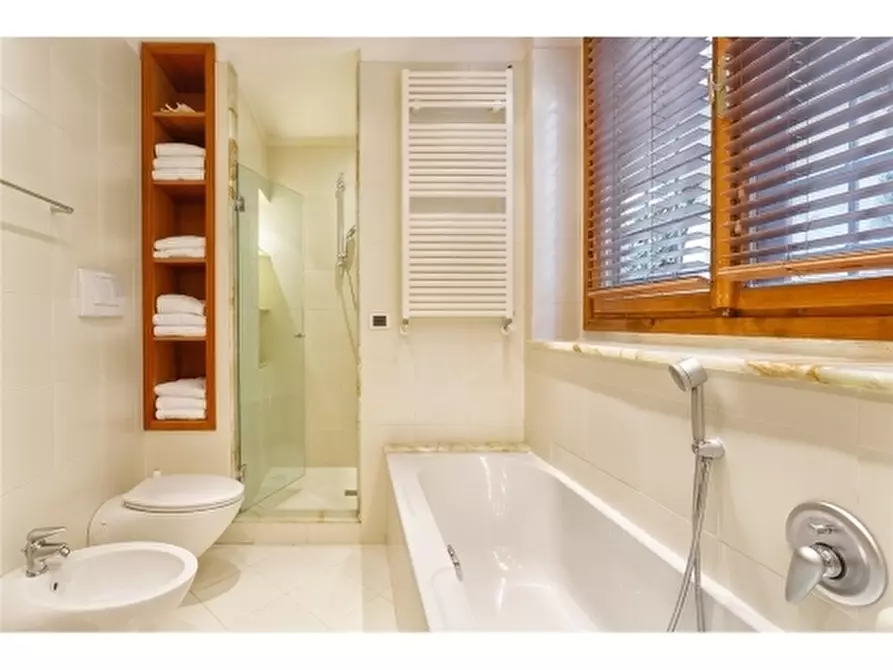 Immagine 42 di Villa in affitto  a Fiesole