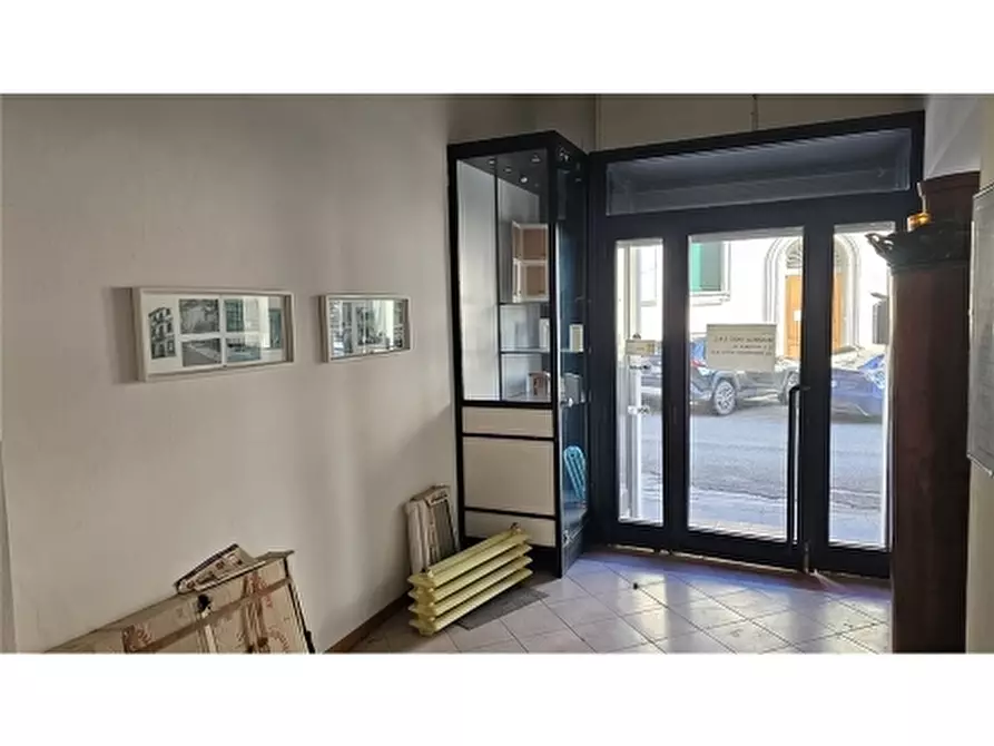 Immagine 2 di Negozio in vendita  a Firenze