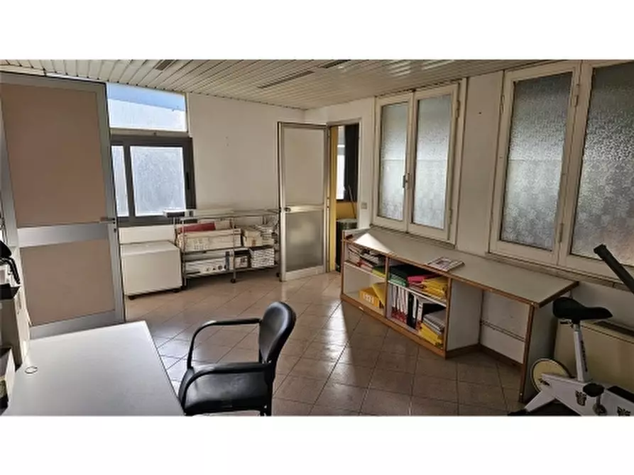 Immagine 4 di Negozio in vendita  a Firenze