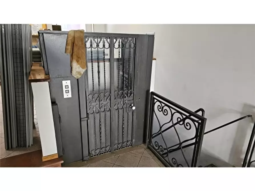 Immagine 9 di Negozio in vendita  a Firenze