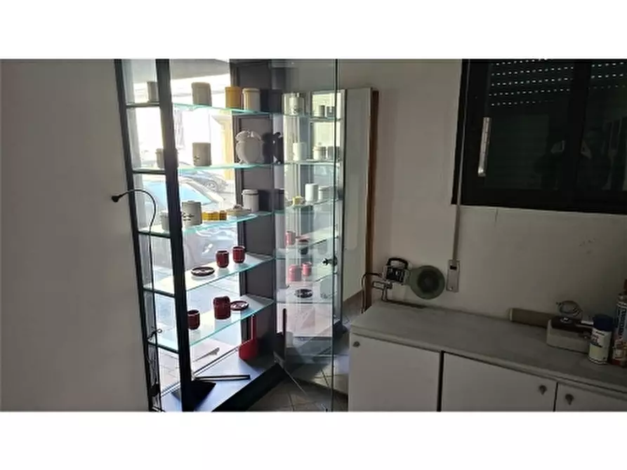 Immagine 12 di Negozio in vendita  a Firenze