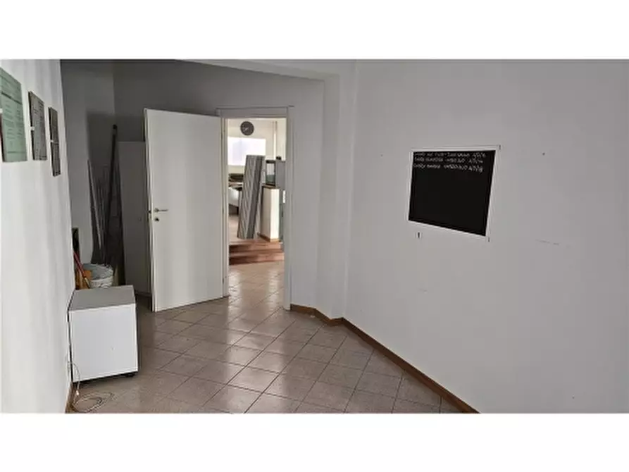 Immagine 13 di Negozio in vendita  a Firenze