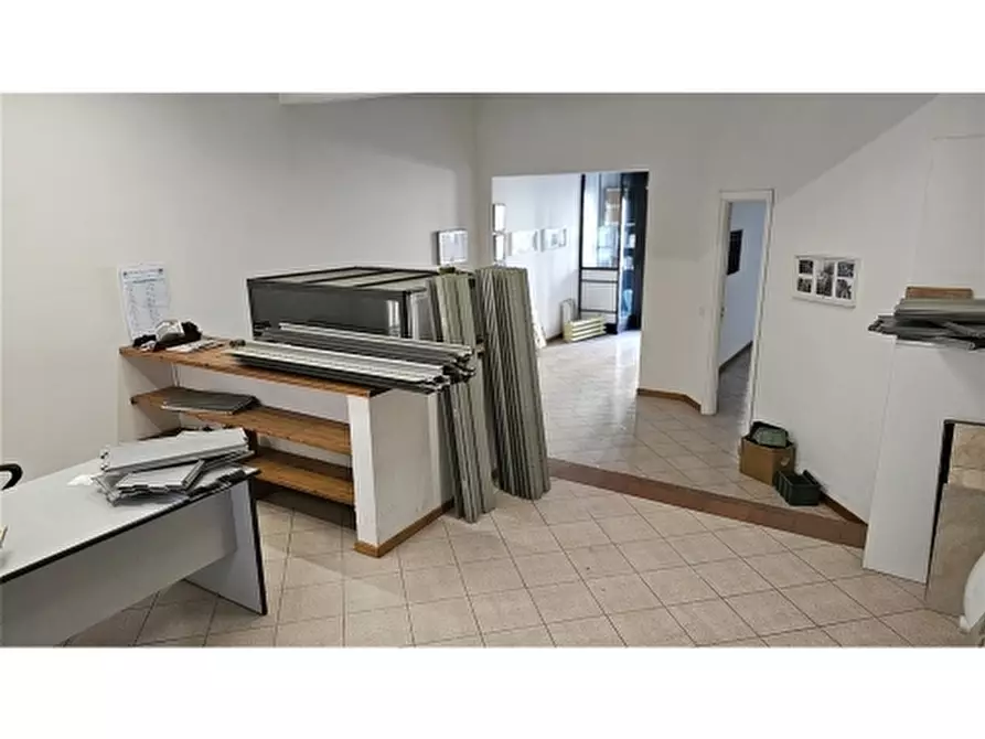 Immagine 14 di Negozio in vendita  a Firenze