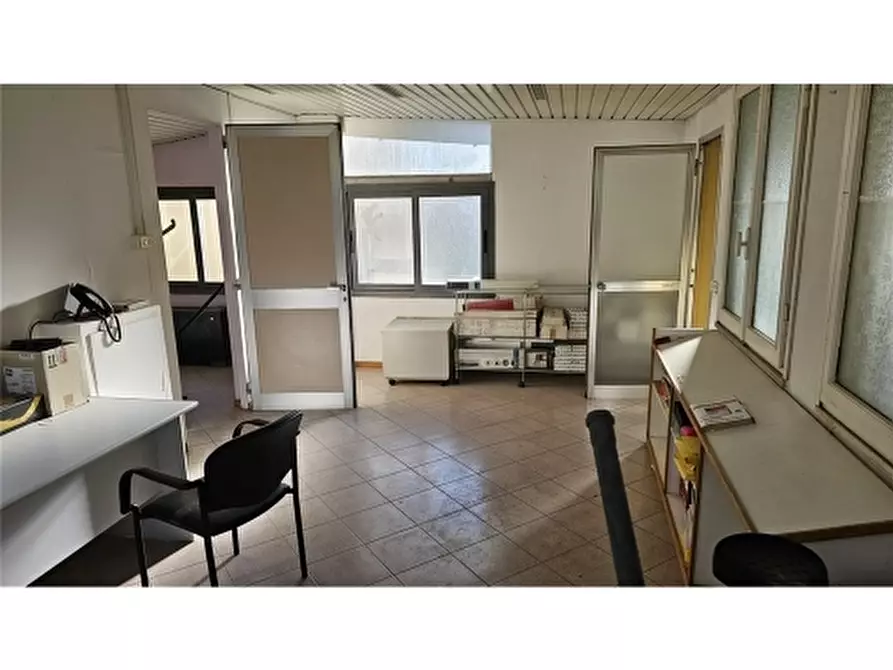 Immagine 17 di Negozio in vendita  a Firenze