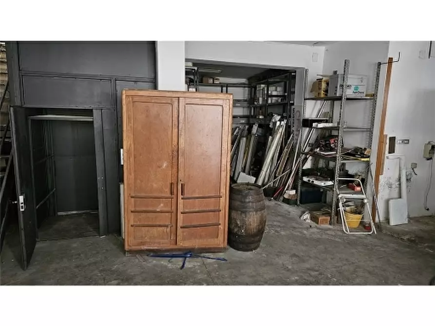 Immagine 23 di Negozio in vendita  a Firenze