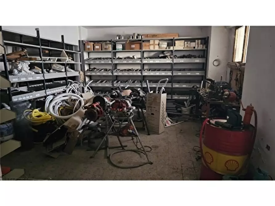 Immagine 29 di Negozio in vendita  a Firenze