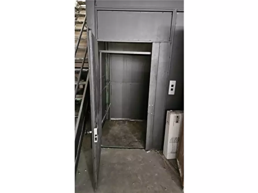 Immagine 30 di Negozio in vendita  a Firenze