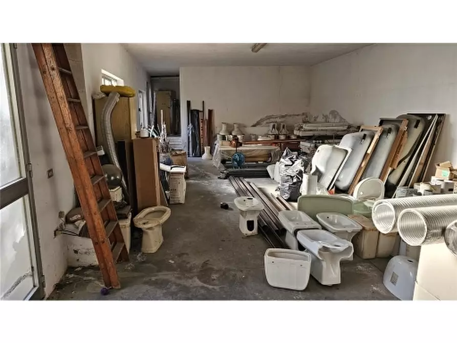 Immagine 31 di Negozio in vendita  a Firenze