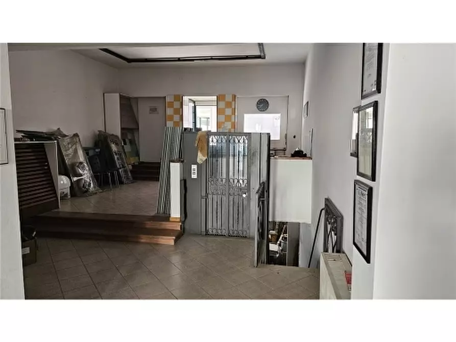 Immagine 32 di Negozio in vendita  a Firenze